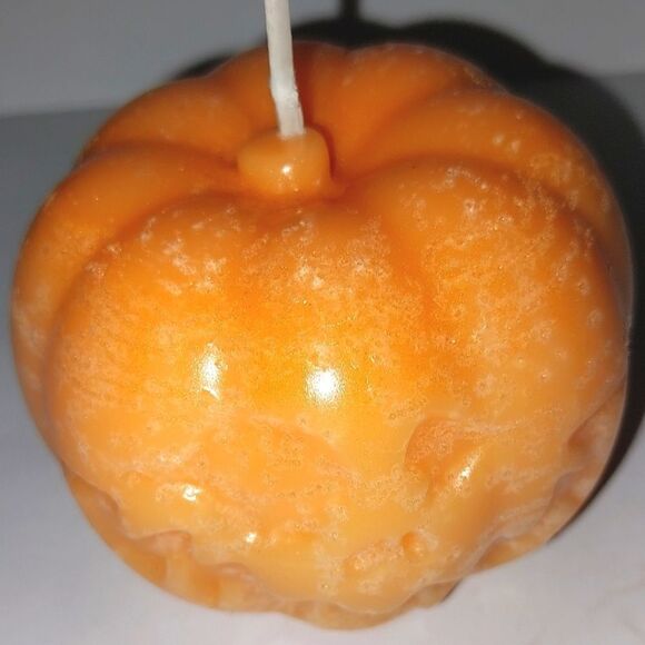 Hand crafted Pumpkin candle - Picture 3 of 4